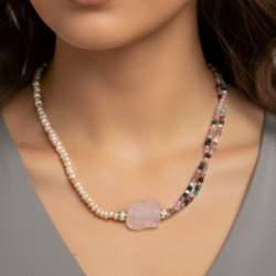  Somon İnci & Ham Pembe Kuvars Doğal Taş Kolye – 4 mm İnci, 3 mm Mix Taş, Çelik Aparatlı 40 cm