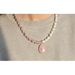  Pembe Kuvars ve Arpa Kesim Tatlı Su İncili Doğal Taş Kolye – El Yapımı Zarif Tasarım