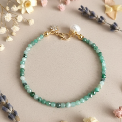 Minimal Zümrüt Taşı Bileklik | İnci ve Çiçek Charm Detaylı | Çelik Kapamalı Doğal Taş Bileklik