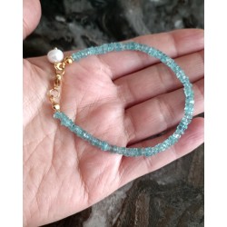 Heishi Kesim Apatit Doğal Taş Bileklik – İnci Sallantılı Minimal Tasarım, Çelik Aparatlı El Yapımı Kadın Bilekliği