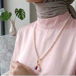 İnci Kolye – 8 mm Doğal Arpa İnci Çelik Klips Nar ve Barok İnci Charm ( 60 cm)