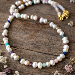 Karışık Doğal Taşlı İnci Kolye – Minimal ve Zarif Tasarım