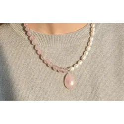  Pembe Kuvars ve Arpa Kesim Tatlı Su İncili Doğal Taş Kolye – El Yapımı Zarif Tasarım