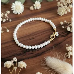 Minimal İnci Bileklik – Çiçek Charm Detaylı, Çelik Kapamalı El Yapımı Tasarım