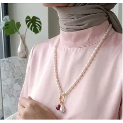 İnci Kolye – 8 mm Doğal Arpa İnci Çelik Klips Nar ve Barok İnci Charm ( 60 cm)